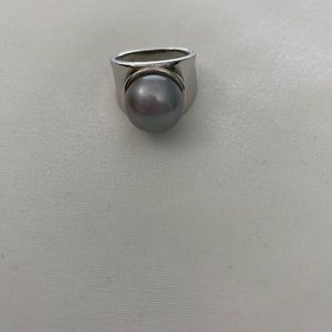 Grey pearl ring